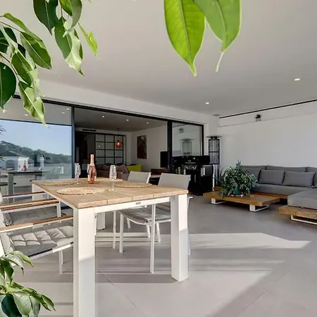 Elegant Two Bedroom At Hills! דירה *