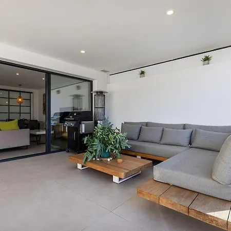 Elegant Two Bedroom At Hills! דירה *