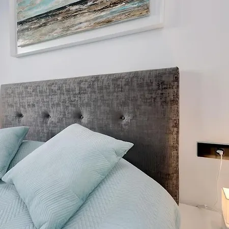 Elegant Two Bedroom At Hills! דירה *