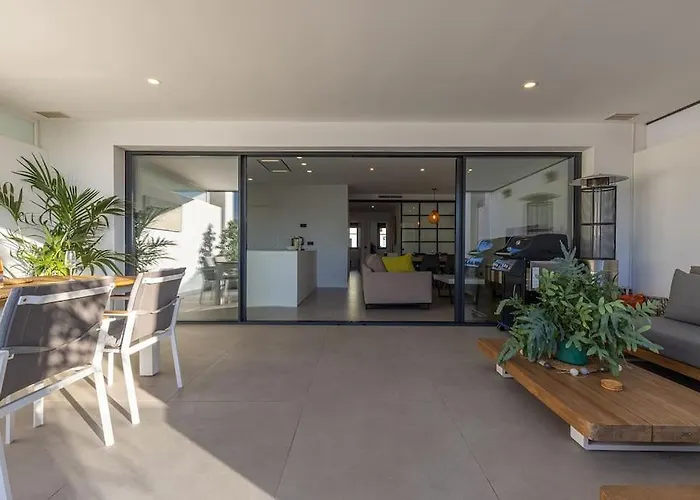 Elegant Two Bedroom At Hills! Estepona