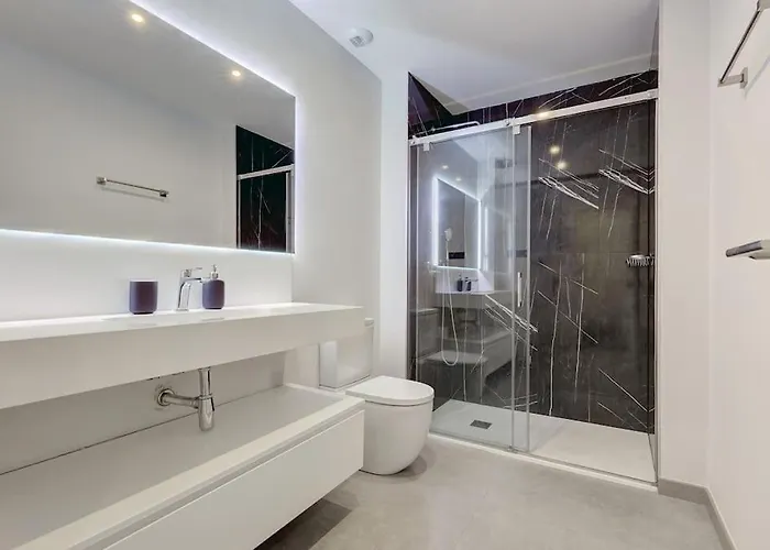 Elegant Two Bedroom At Hills!