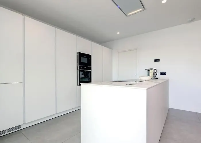 Elegant Two Bedroom At Hills! *