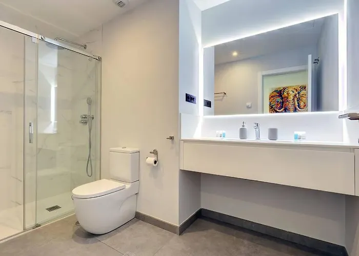 Elegant Two Bedroom At Hills!