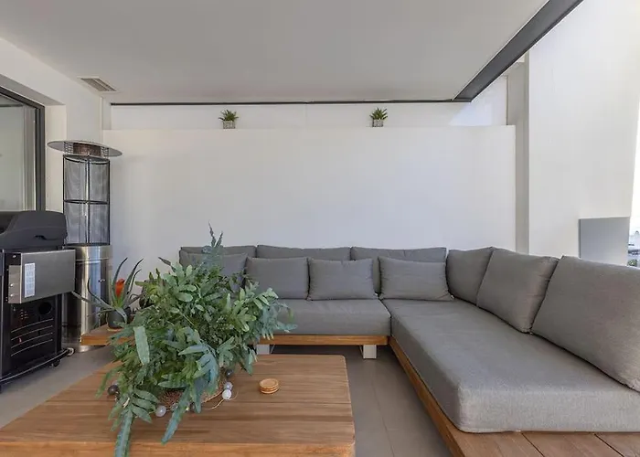 Elegant Two Bedroom At Hills! Estepona