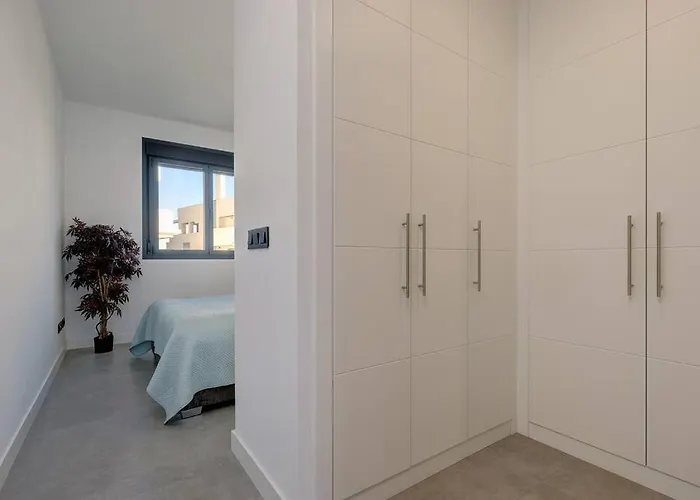 Elegant Two Bedroom At Hills! *