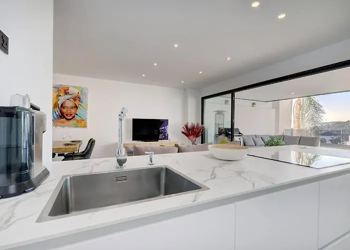 Apartamento Elegant Two Bedroom At Hills!