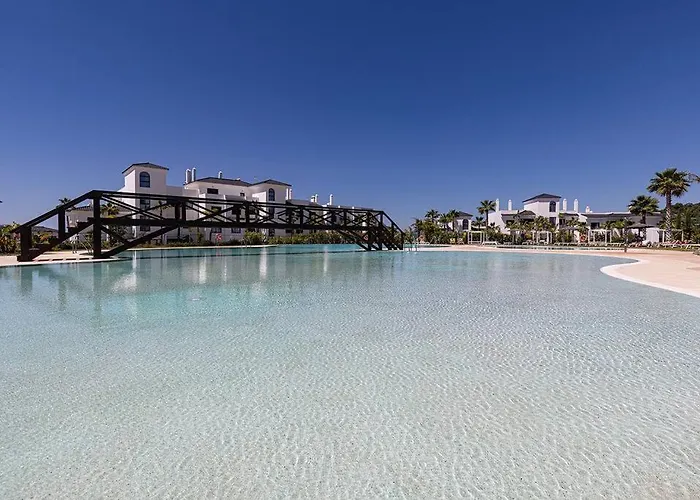 Elegant Two Bedroom At Hills!