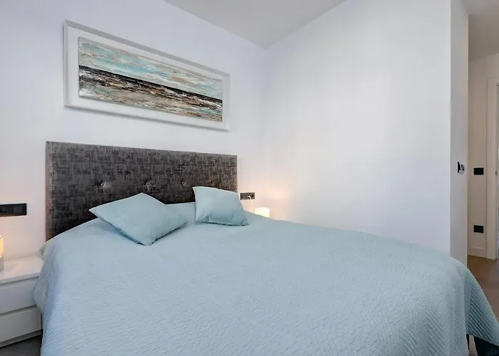 Elegant Two Bedroom At Hills!