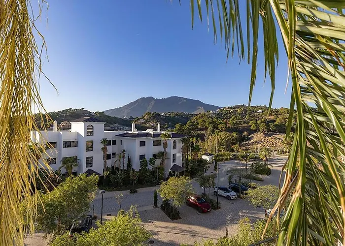 Elegant Two Bedroom At Hills!