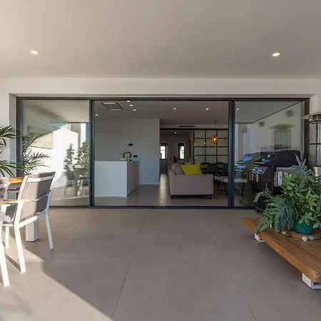 Elegant Two Bedroom At Hills! 埃斯特波纳