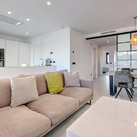 Elegant Two Bedroom At Hills!