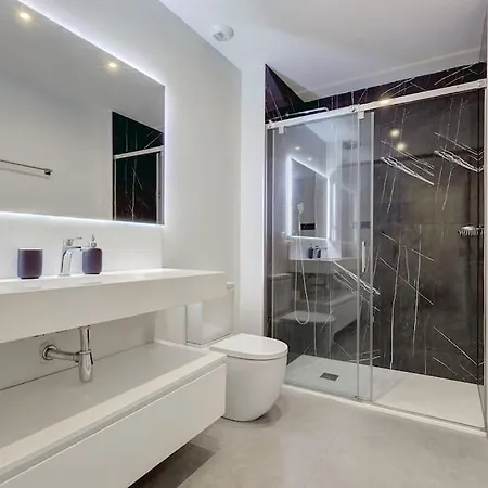 Elegant Two Bedroom At Hills!