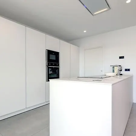 Elegant Two Bedroom At Hills! *