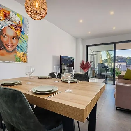 Апартаменты Elegant Two Bedroom At Hills! *