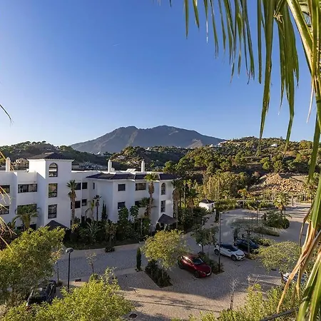 Elegant Two Bedroom At Hills!