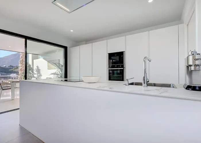 Elegant Two Bedroom At Hills! Appartement