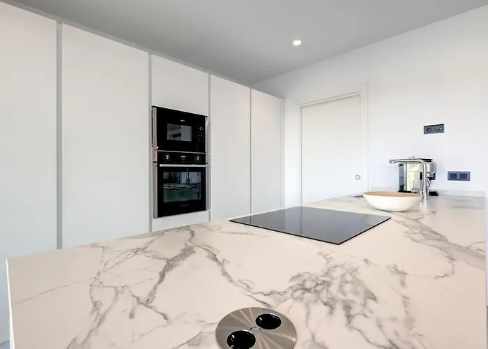 Elegant Two Bedroom At Hills!