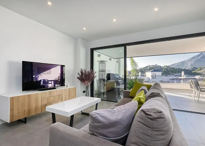 Elegant Two Bedroom At Hills! Estepona