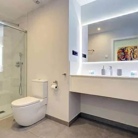 Elegant Two Bedroom At Hills!