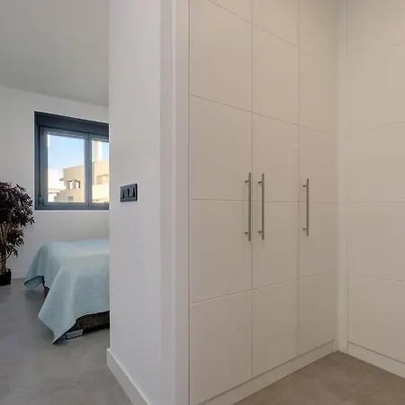 Elegant Two Bedroom At Hills! *