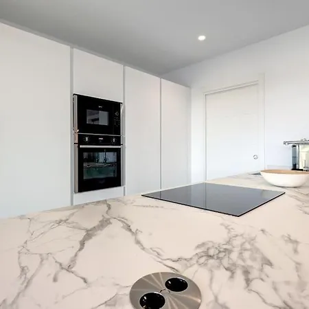 Elegant Two Bedroom At Hills!