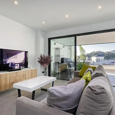 Elegant Two Bedroom At Hills! Estepona