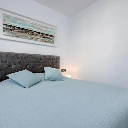 Elegant Two Bedroom At Hills!