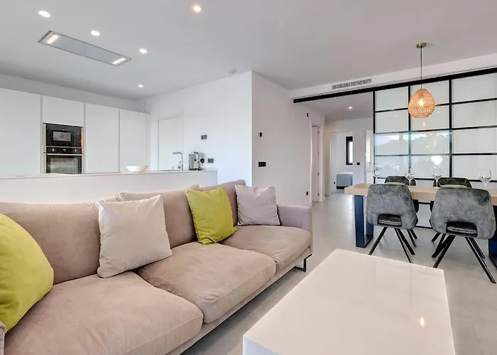 Elegant Two Bedroom At Hills!